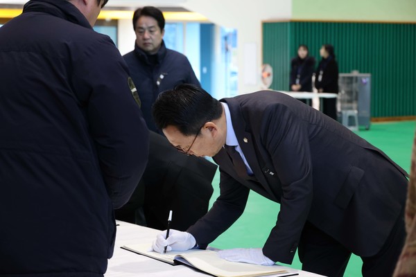 사진2) 방명록 적는 강정구의장