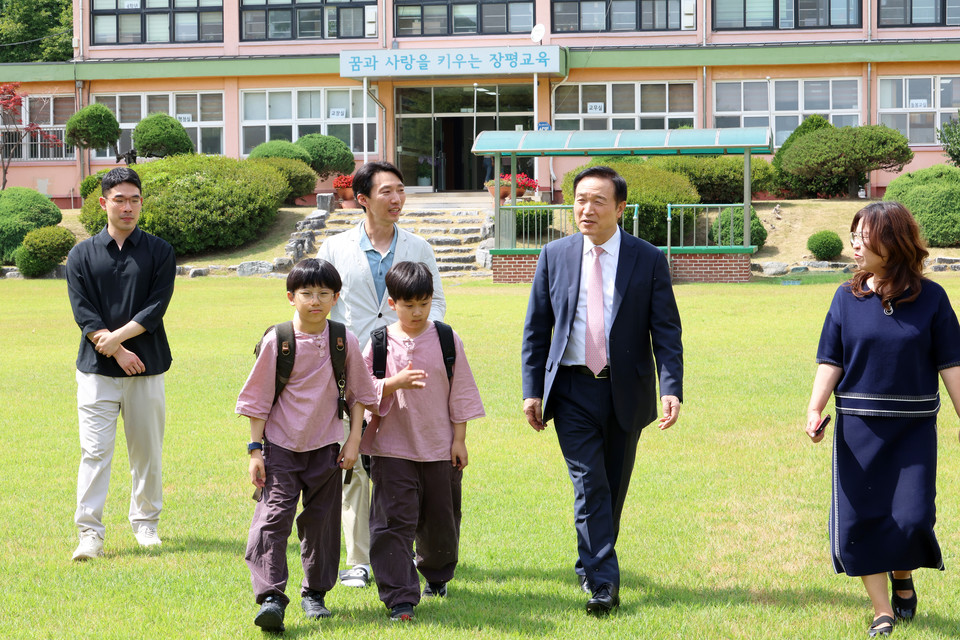 임태희 교육감이 지난 6월 공유학교 현장을 방문해 둘러보고 있다. [사진=경기도교육청]