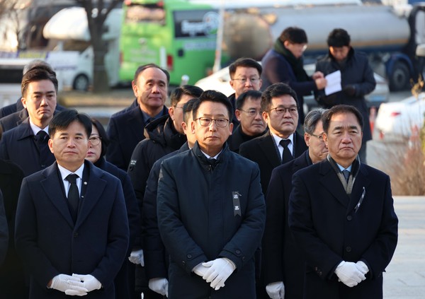 사진2) 신년 현충탑 참배하는 평택시의회 의원들