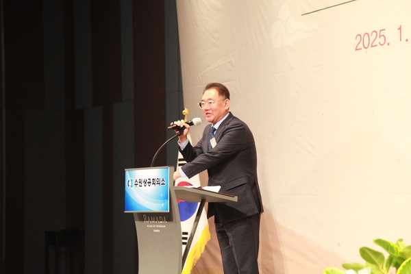 이성호 경기도 미래성장산업국장이 김동연 지사를 대신해 신년사를 하고 있다 [사진=허원무 기자]
