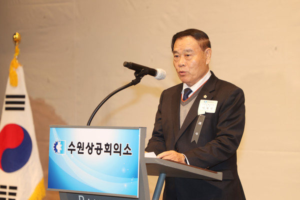 이재식 수원시의장이 3일 수원상공회의소 신년인사회에 참석해 축사를 하고 있다. [사진=수원시의회]