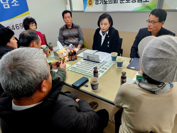 정윤경 경기도의회 부의장이 31일 도의회 군포 지역상담소에서 폭설피해농민들과 간담회를 진행하고 있다. [사진=경기도의회]