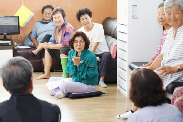 김보라 안성시장이 경로당을 찾아 어르신들과 이야기를 나누고 있다.