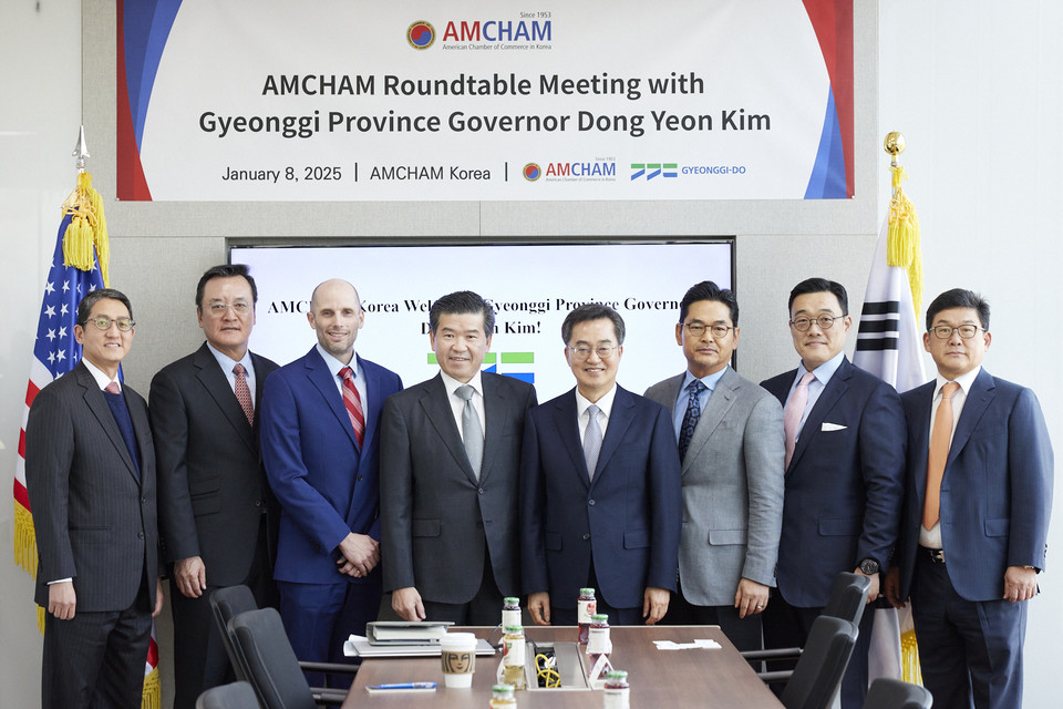 김동연 경기도지사는 8일 주한미국상공회의소(AMCHAM)을 방문해 제임스 김 회장과 경제 협력 방안 등 의견을 나눴다. [사진=경기도]