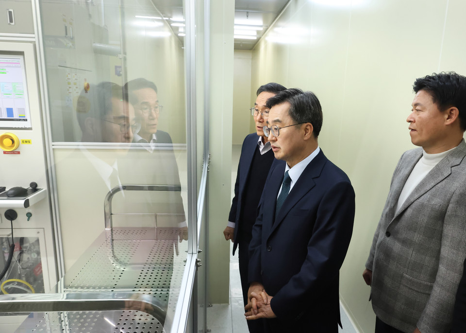 김동연 경기도지사가 9일 글로벌 반도체 기업 온세미를 방문해 둘러보고 있다. [사진=경기도]