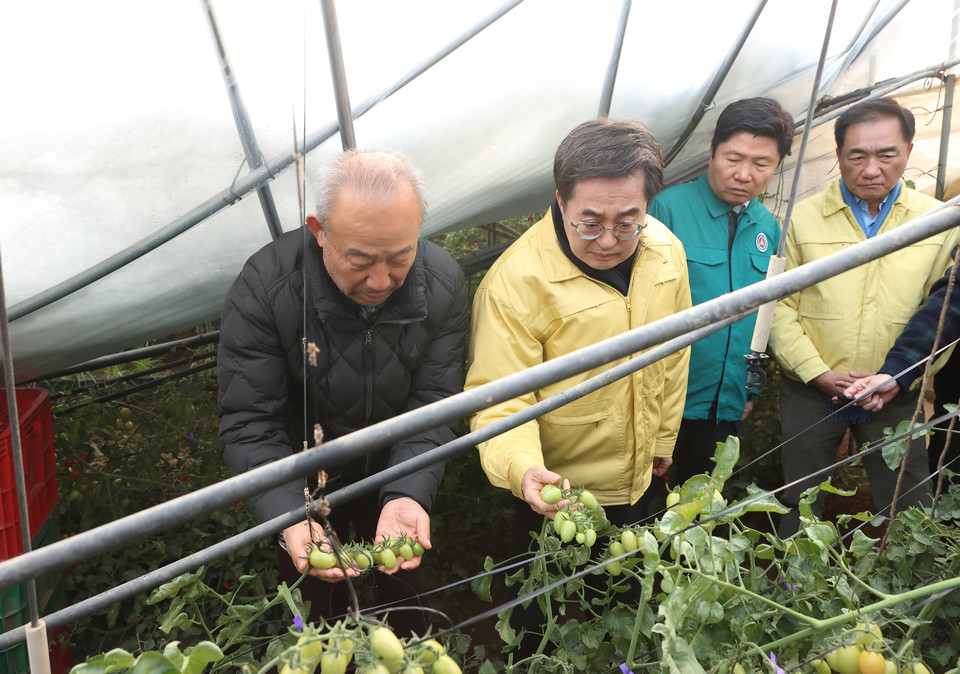 김동연 경기도지사가 2일 오전 정장선 평택시장, 홍기원 국회의원 등과 함께 평택 대설피해지역을 방문해 피해현장을 확인하고 있다. [사진=경기도]