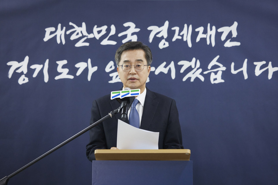 김동연 경기도지사가 13일 ‘경기도 출입언론 신년 간담회’에서 ‘대한민국 비상 경영 3대 조치’ 실행을 제안하고 있다. [사진=경기도]