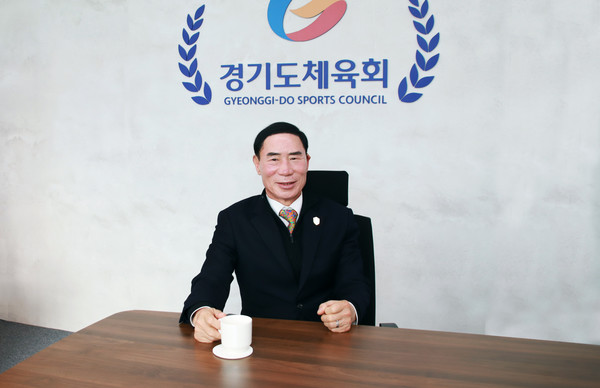 이원성 경기도체육회장이 인터뷰에 앞서 포즈를 취하고 있다 [사진=경기도체육회]