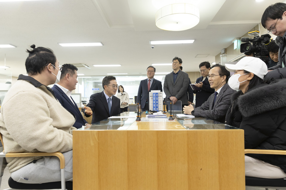 김동연 경기도지사(왼쪽 세번째)가 14일 경기신용보증재단 시흥지점에서 자영업자·소상공인 민원인과 직접 만나 민원상담을 진행하고 있다. [사진=경기도]
