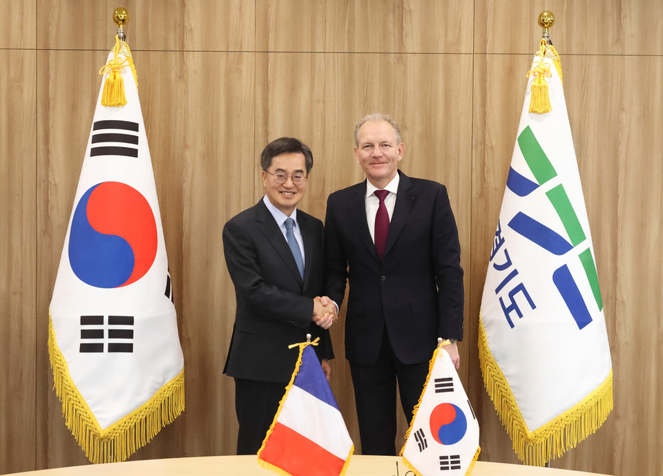 지난 14일 김동연 경기도지사와 프랑수아 자코(François Jackow) 에어리퀴드(Air Liquide) 회장(CEO)과 면담을 마치고 기념촬영을 하고 있다. [사진=경기도]