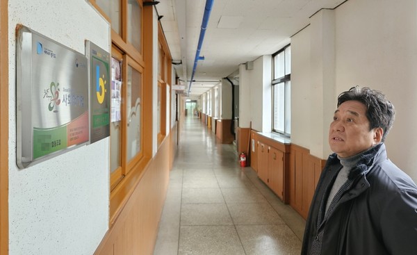 김호겸 경기도의회 의원이 도내 폐교를 방문해 살피고 있다. [사진=경기도의회]