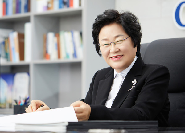 김경희 이천시장이 인터뷰에 앞서 포즈를 취하고 있다.