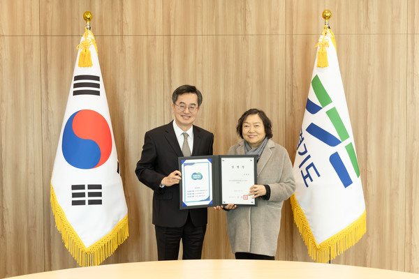 지난 17일 김동연 경기도지사(왼쪽)가 인재근 신임 경기도경제과학진흥원 이사장에게 임명장을 전달하고 있다. [사진=경기도]