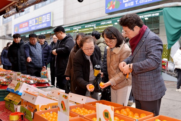 수원도시공사는 14일부터 24일까지 2025년도 설 명절 전통시장 소비 집중 기간을 지정하고 소비 장려 캠페인을 진행하고 있다. [사진=수원도시공사]