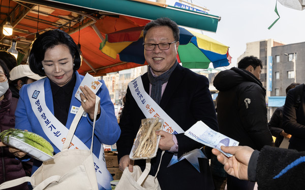 시석중 경기신용보증재단 이사장(가운데)와 정윤경 경기도의회 부의장(왼쪽)이 21일 군포시 산본시장을 찾아 ‘전통시장 활성화를 위한 설맞이 장보기 행사’ 캠페인을 진행하고 있다. [사진=경기신용보증재단]