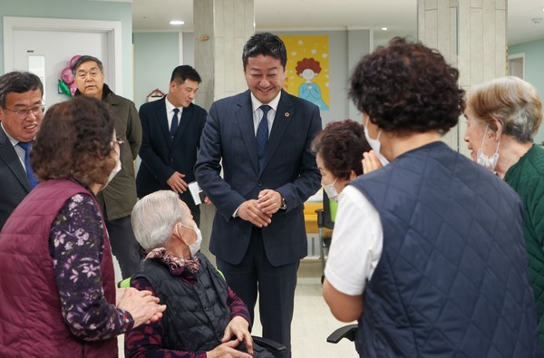21일 김진경 경기도의회 의장(가운데)이 시흥시 소재 노인복지시설인 엘림양로원을 방문하고 있다. [사진=경기도의회]