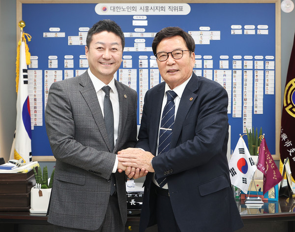 김진경 경기도의회 의장(왼쪽)이 김연규 대한노인회 시흥시지회 회장과 함께 기념촬영을 하고 있다. [사진=경기도의회]