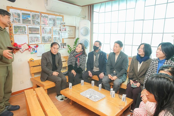 화성특례시의회 경제환경위원회 위원들은 21일 관내 복지시설을 찾아 이웃사랑 물품을 전달하고 시설 입소자들과 관계자들을 격려했다. [사진=화성시의회]