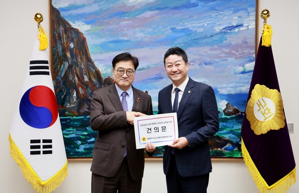 김진경 경기도의회 의장(오른쪽)이 23일 우원식 국회의장을 만나 건의문을 전달하고 기념촬영을 하고 있다.