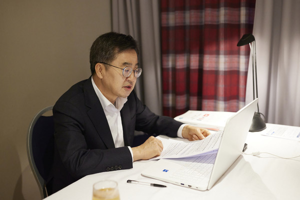 김동연 경기도지사가 23일 다보스에서 설 연휴 응급의료·재난대비 긴급 영상회의를 진행하고 있다. [사진=경기도]