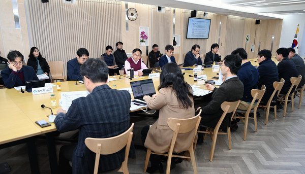 지난 23일 오후석 행정2부지사(가운데)가 경기북부 대개발 TF 총괄 점검회의를 열고 진행상황을 점검하고 있다. [사진=경기도]