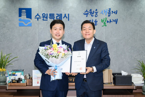 이재준 수원시장(오른쪽)이 31일 이병진 신임 수원도시재단 이사장에게 임명장을 수여하고 있다. [사진=수원시]