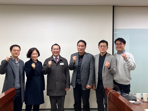 이오수 경기도의원(왼쪽 세번째)은 지난 24일 이천시 김밥 제조업체에 방문해 운영 현황을 점검했다. [사진=경기도의회]