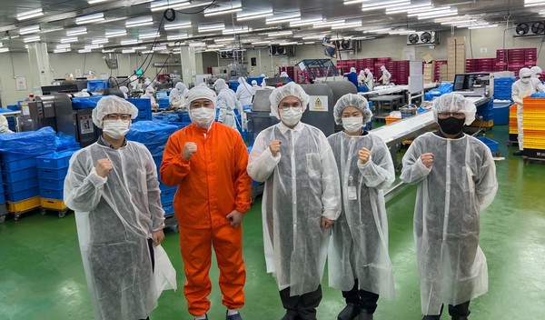 이오수 경기도의원(가운데)이 편의점 김밥 제조 현장을 둘러보고 있다. [사진=경기도의회]
