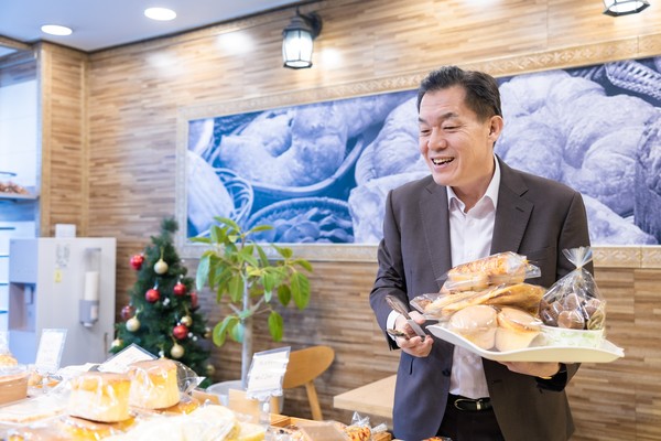 이재준 시장이 수원페이로 선결제한 착한가격업소 빵집에서 빵을 고르고 있다. [사진=수원시]