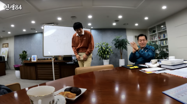 기안84의 유튜브채널 인생84에 출연한 이재준 수원시장(오른쪽).