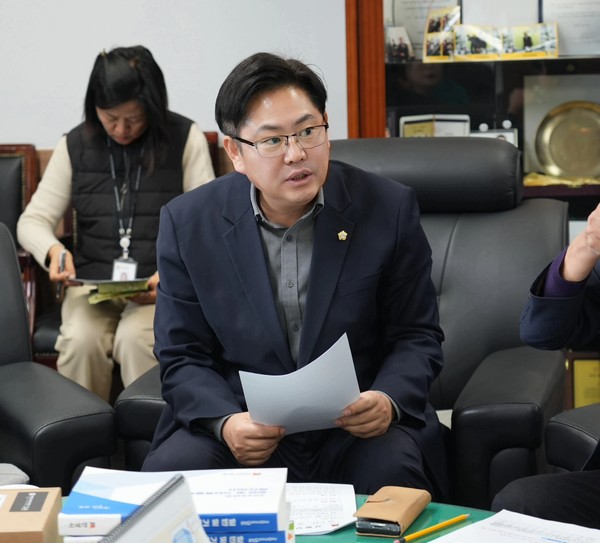 최호섭 안성시의회 운영위원장이 민원을 청취하고 있다. [사진=안성시의회]