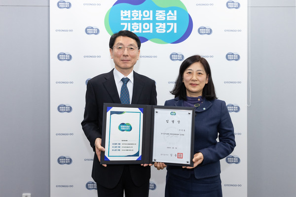 김성중 경기도 행정1부지사가 3일 이인영 신임 경기도의료원 의정부병원장에게 임명장을 전달하고 있다. [사진=경기도]