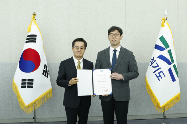 김동연 경기도지사(왼쪽)가 3일 허승범 기획조정실장 직무대리에게 임명장을 수여하고 있다. [사진=경기도]