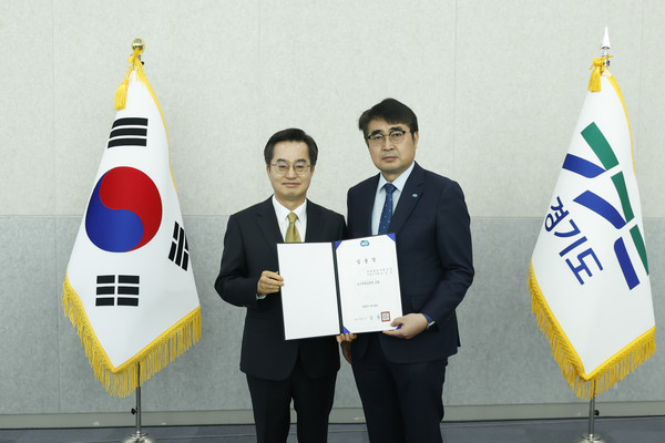 김동연 경기도지사(왼쪽)가 3일 손임성 도시주택실장에게 임명장을 수여하고 있다. [사진=경기도]