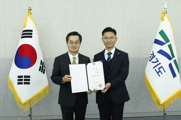 김동연 경기도지사(왼쪽)가 3일 이계삼 균형발전기획실장에게 임명장을 수여하고 있다. [사진=경기도]