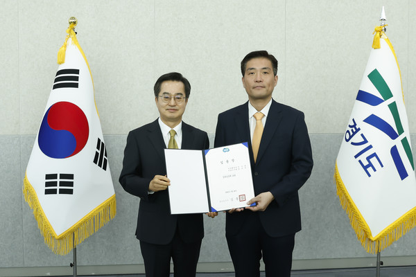 김동연 경기도지사(왼쪽)가 3일 정두석 경제실장에게 임명장을 수여하고 있다. [사진=경기도]