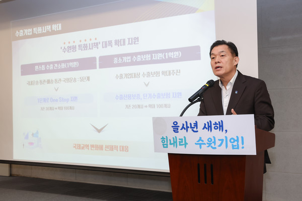이재준 수원시장이 기업인들에게 수원시 중소기업 지원 시책을 소개하고 있다. [사진=수원시]