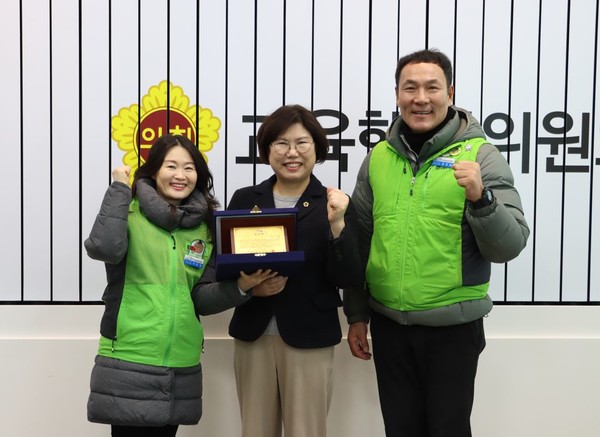 이애형 경기도의회 교육행정위원장(가운데)가 감사패를 받은 뒤 기념촬영을 하고 있다. [사진=경기도의회]