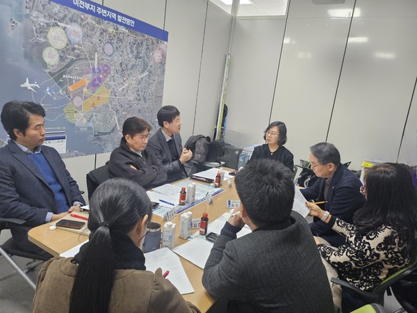 수원시가 갈등관리분야 전문가들인 상생협력전문지원단과 자문회의를 개최했다. [사진=수원시미래전략국]