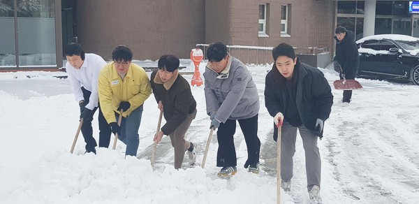 평택시의회, 의원과 직원이 함께하는 제설작업
