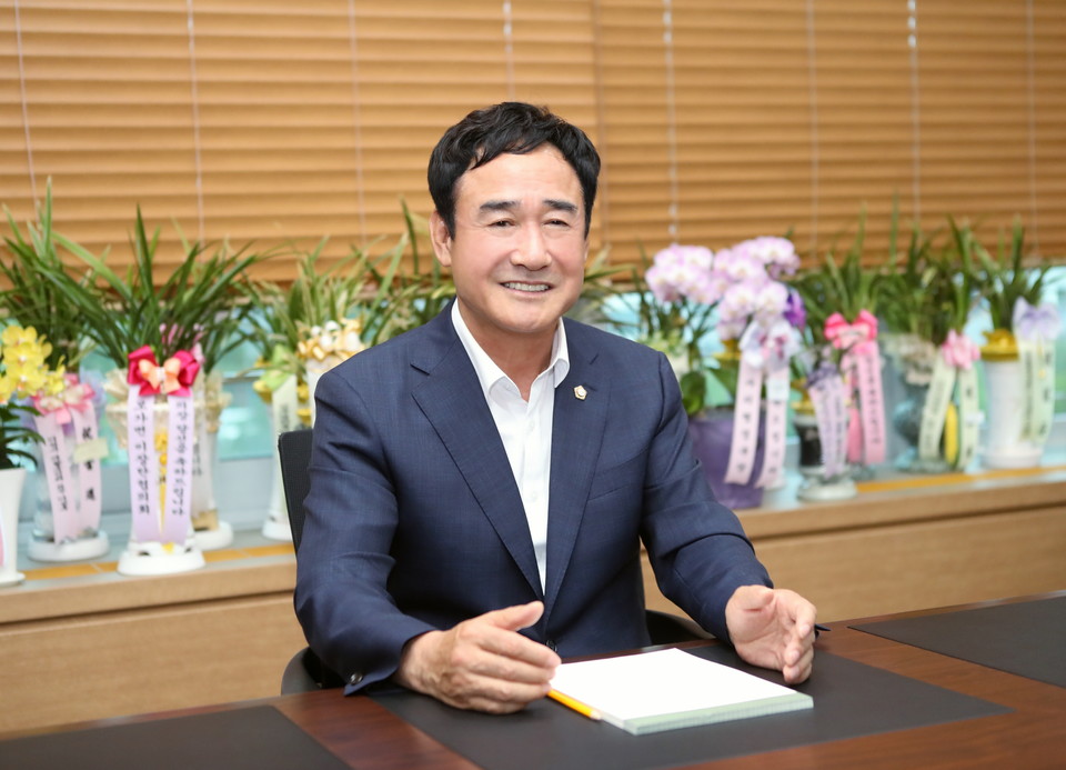 박명서 이천시의회 의장이 인터뷰에 앞서 포즈를 취했다.
