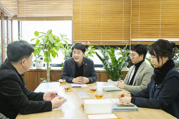 배정수 화성특례시의회 의장이 관내 지역업체 구매 활성화 간담회에서 대담을 하고 있다. [사진=화성특례시의회]