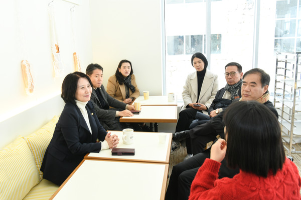 사회적경제기반 외식업체 방문 [사진=화성시의회]