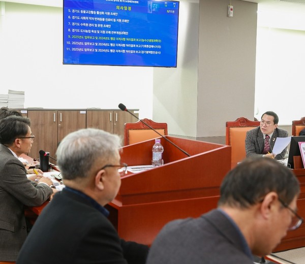 경기도의회 농정해양위원회 이오수 의원(오른쪽)이 13일 농정해양위원회 기후환경에너지국과 산림환경연구소 업무보고를 진행하고 있다. [사진=경기도의회]