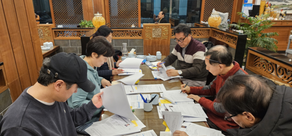 인송문학촌 토문재 입주 작가 선정을 위해 심사위원들이 심사하고 있다.