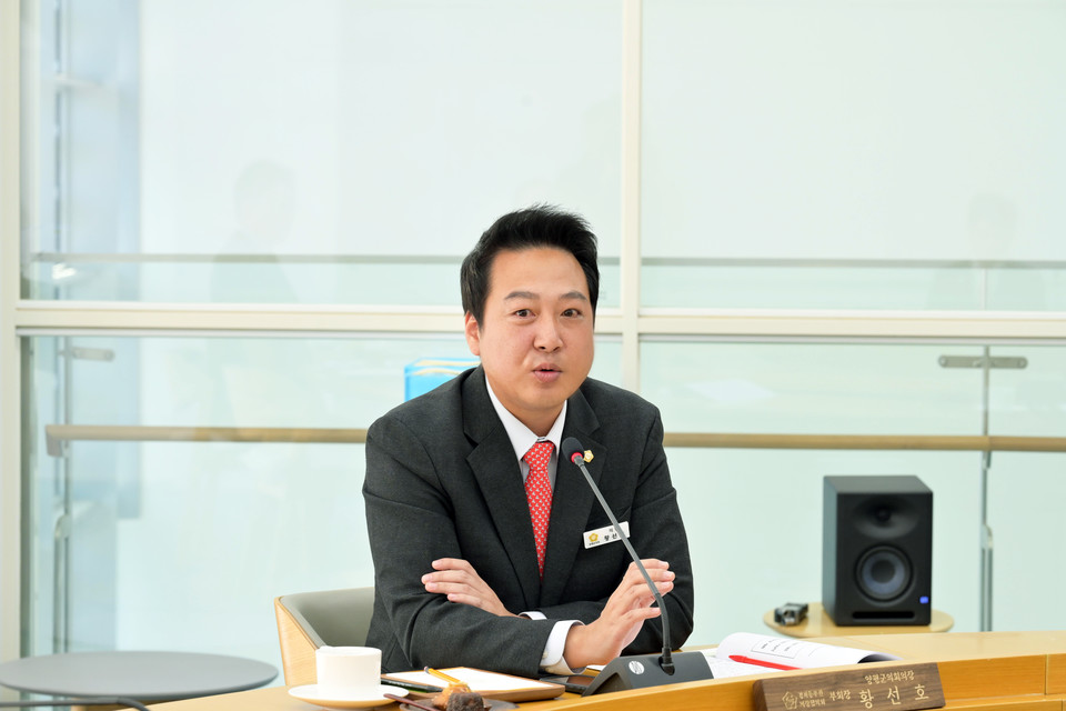 황선호 양평군의회 의장이 인터뷰에 앞서 포즈를 취했다.
