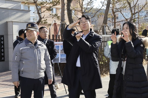 정명근 화성특례시장이 LED 차량 신호등 보조장치 설치 현장을 살피고 있다. [사진=화성시]