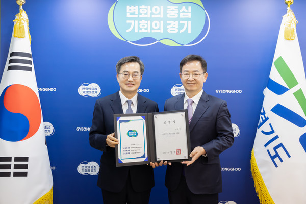 김동연 경기도지사가 이용빈 신임 경기복지재단 대표이사에게 임명장을 수여하고 있다. [사진=경기도]