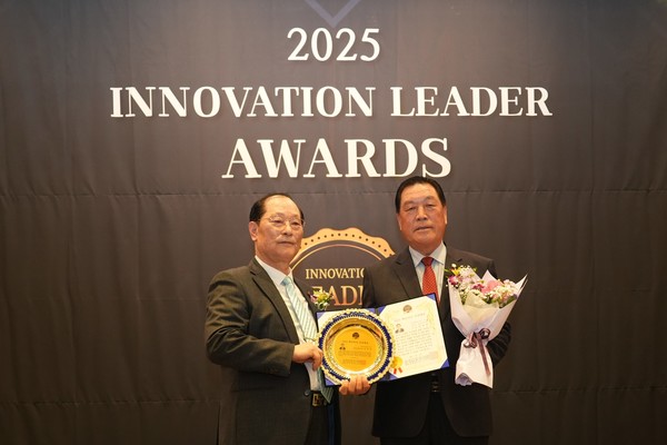 안정렬 안성시의회 의장(오른쪽)은 지난 24일 서울 여의도 전경련회관에서 열린 ‘2025혁신리더대상’ 시상식에서 지역사회 의정발전 공헌 부분 의정대상을 수상했다. [사진=안성시의회]
