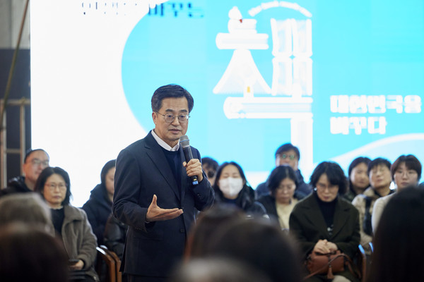 김동연 경기도지사는 25일 파주출판도시 내 지혜의 숲에서 200여 명의 출판·서전·독서단체·도서관 관계자, 도민들과 만나 독서문화 진흥을 위한 비전을 선포했다. [사진=경기도]